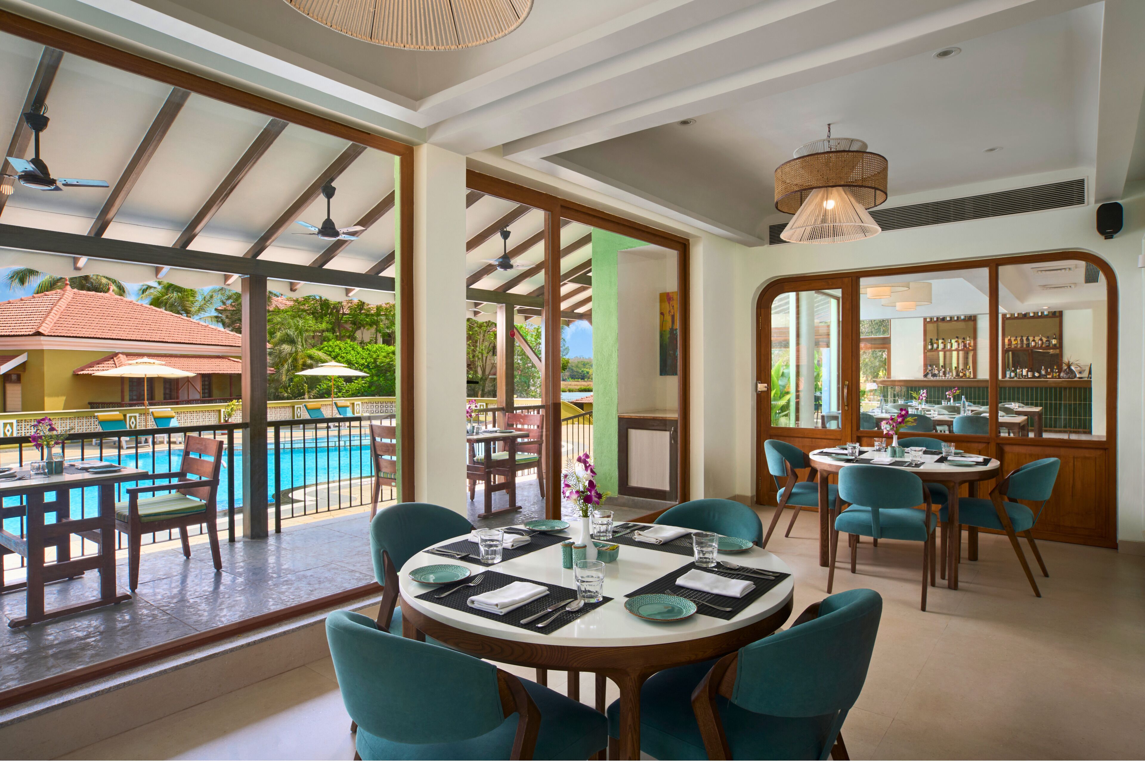 2 restaurants; breakfast, lunch, dinner and brunch served 