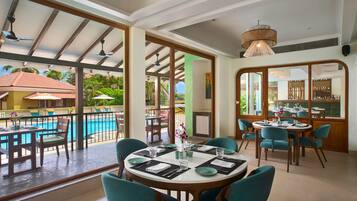 2 restaurants; breakfast, lunch, dinner and brunch served