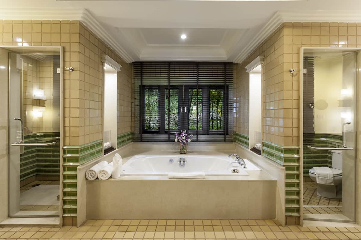 suite (mountain) | deep-soaking bathtub