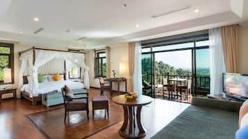 Honeymoon Suite | Premium bedding, down comforters, minibar, in-room safe