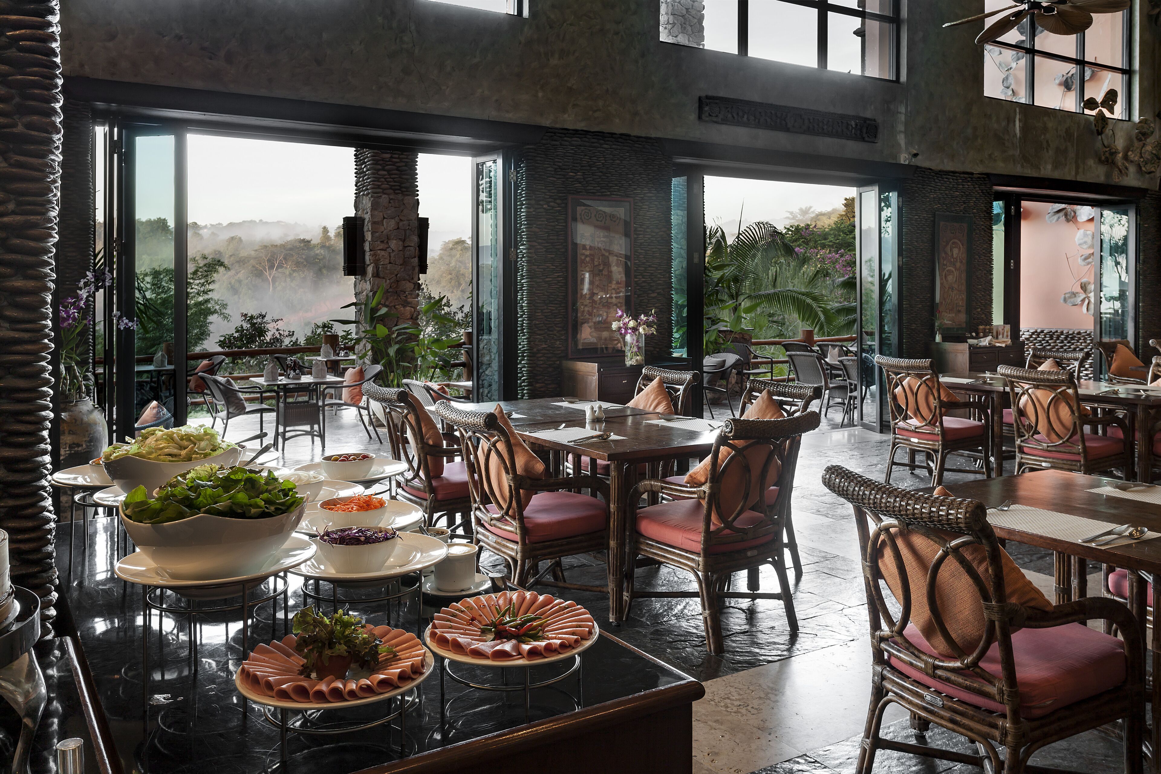 daily buffet breakfast (thb 400 per person)