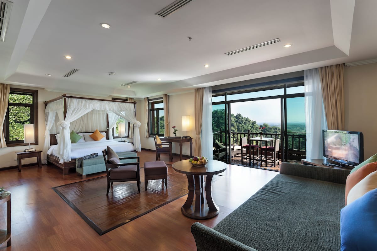 Honeymoon Suite | Premium bedding, down comforters, minibar, in-room safe