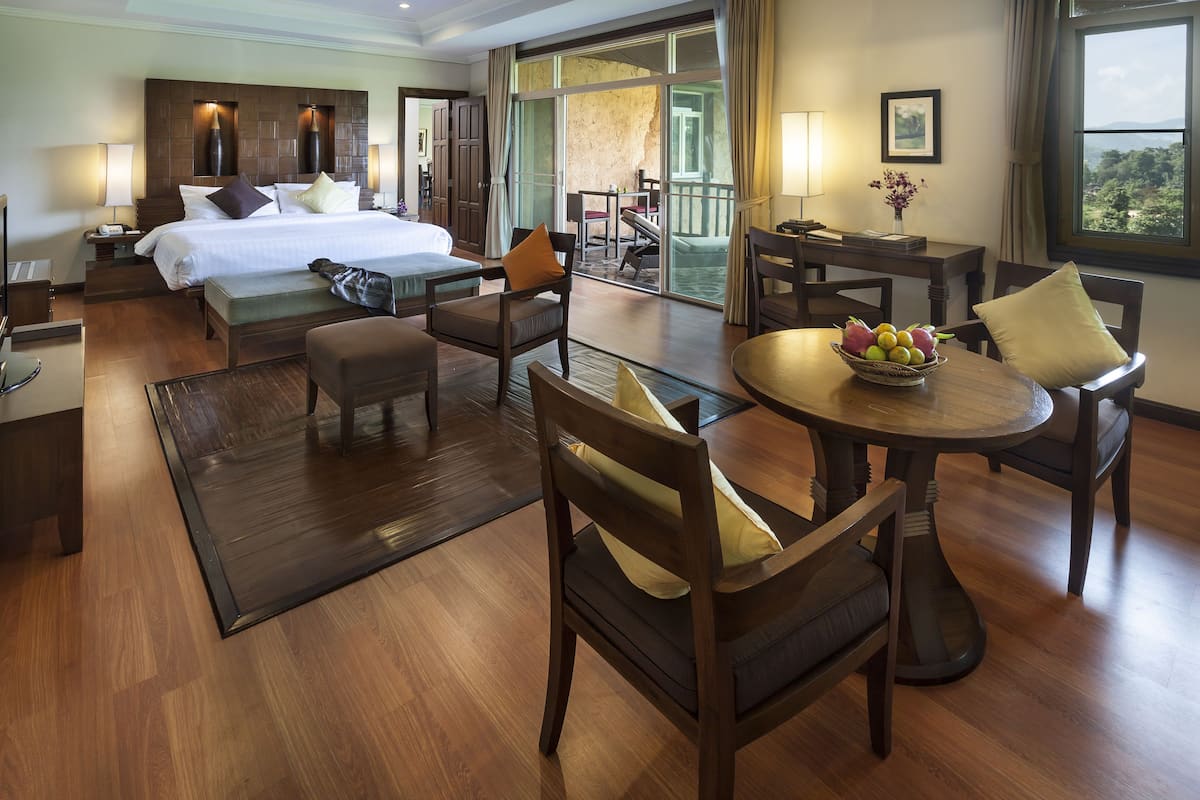 Bộ đồ giường cao cấp, chăn bông, minibar, két bảo mật tại phòng