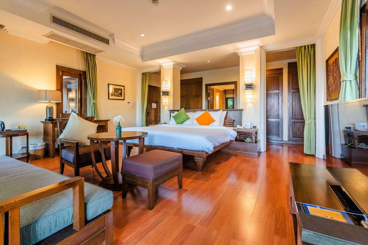 suite (mountain) | premium bedding, down duvets, minibar, in-room safe