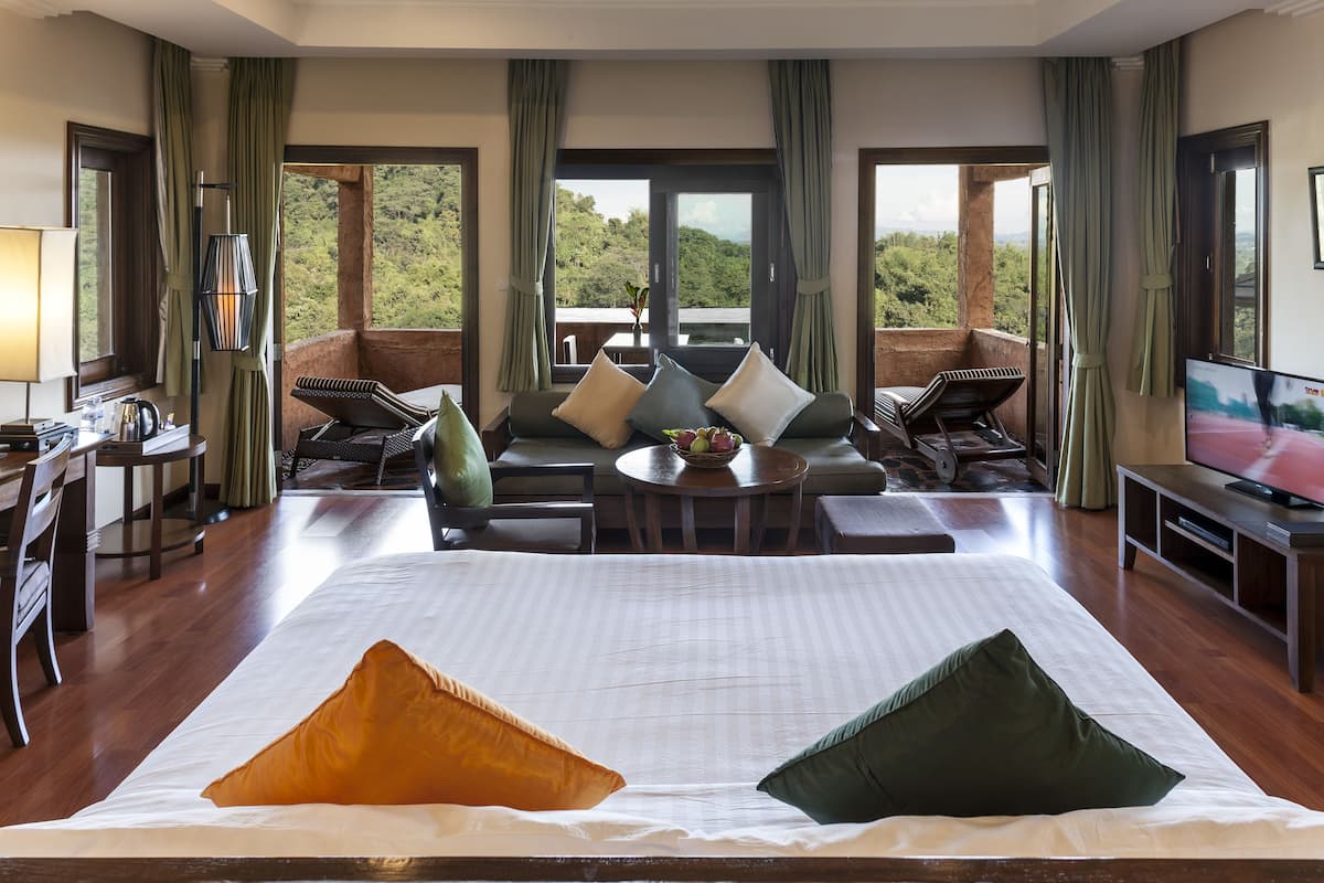 suite (mountain) | premium bedding, down duvets, minibar, in-room safe