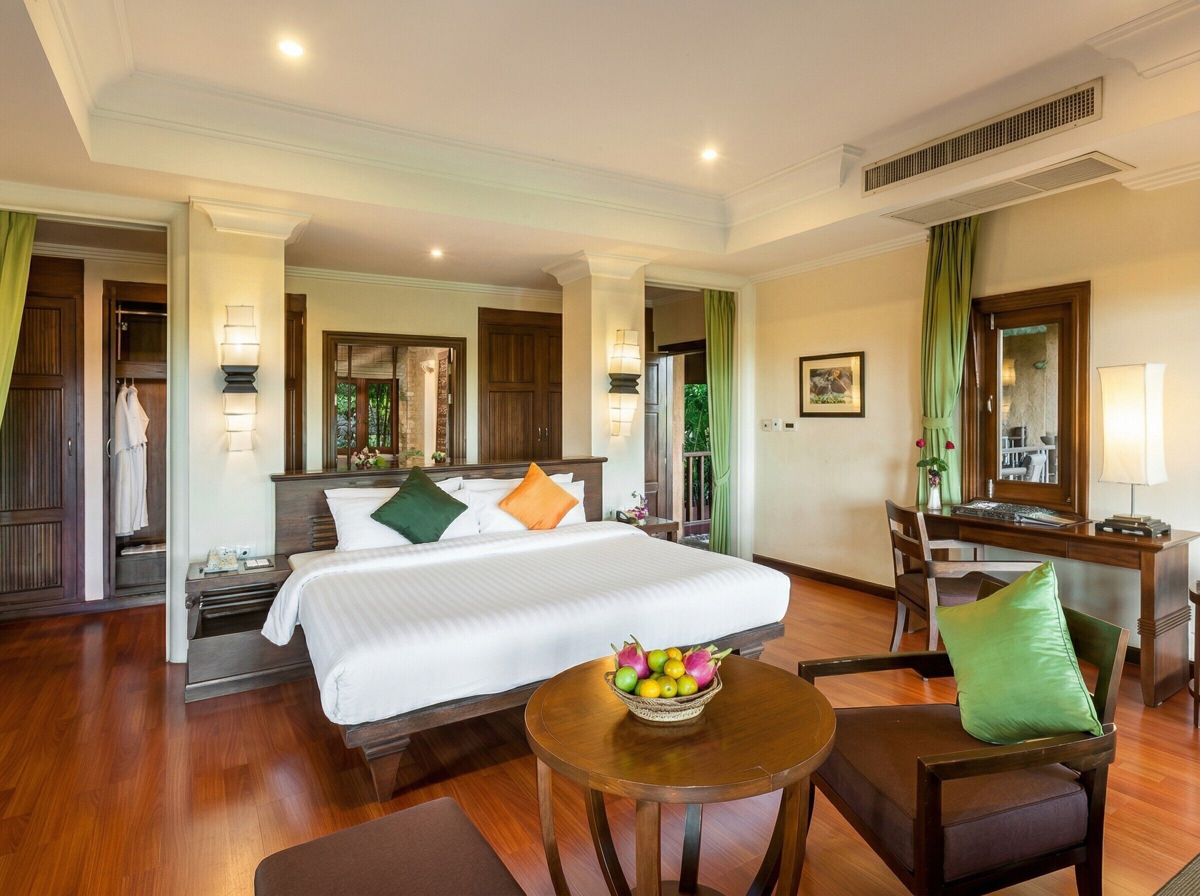 أغطية فراش متميزة وألحفة محشوة بالريش وميني بار وخزنة داخل الغرفة