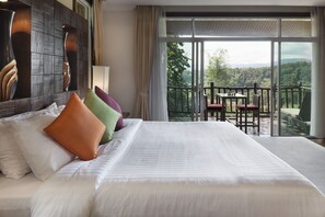 Sengetøy av topp kvalitet, dundyner, minibar og safe på rommet