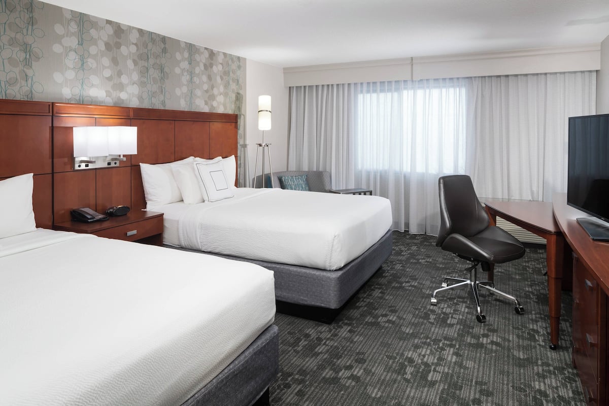 1 bedroom, pillowtop beds, minibar, desk