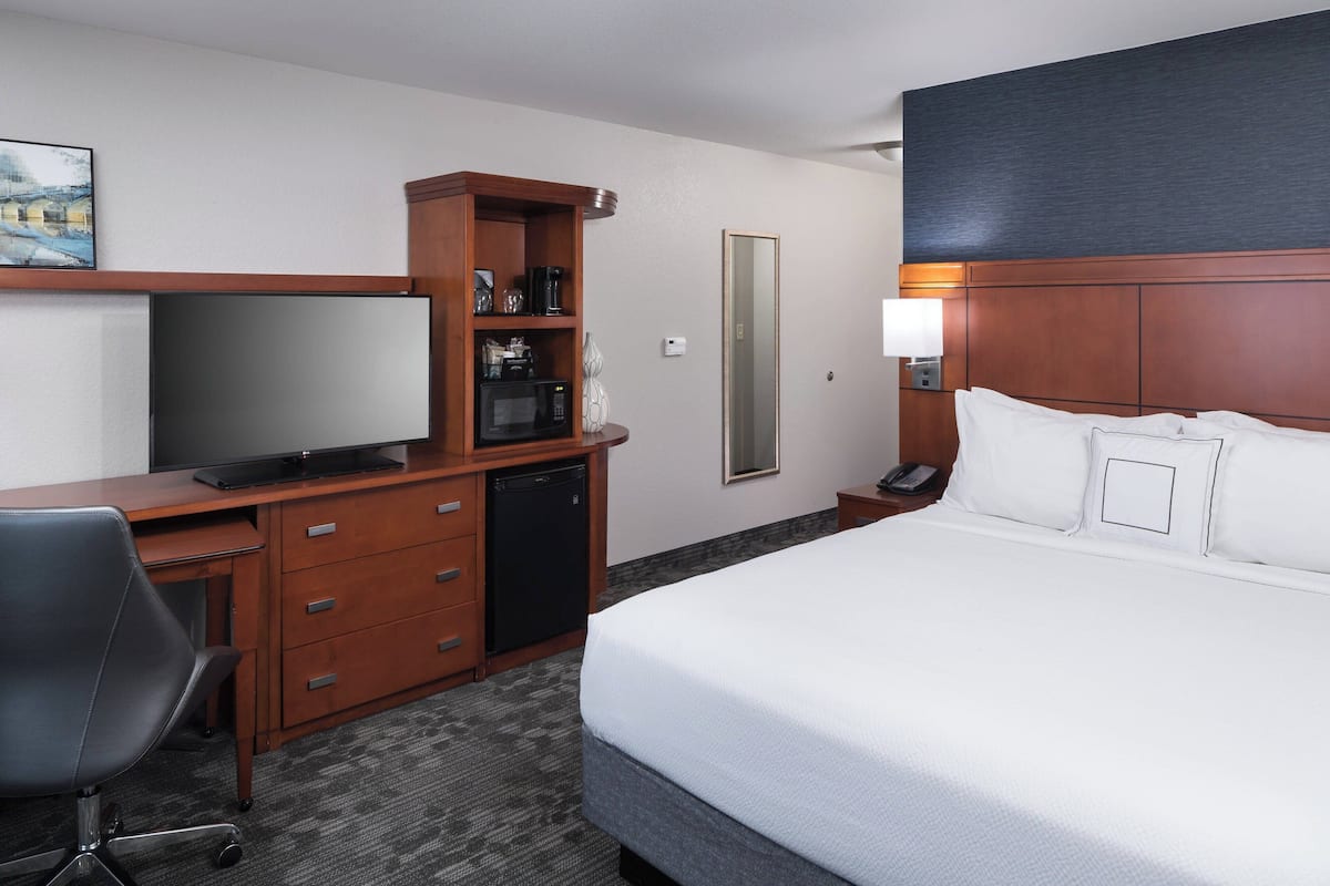 1 bedroom, pillowtop beds, minibar, desk