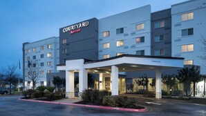 Ein Courtyard Marriott Hotel mit überdachter Eingangspartie, mehreren Etagen und 12 bis 18 Stunden Parkfreigabe.