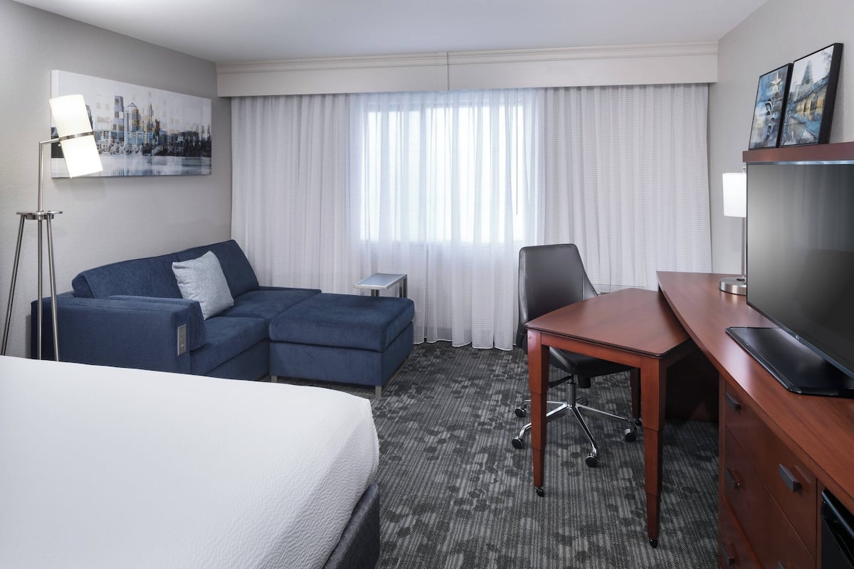 1 bedroom, pillowtop beds, minibar, desk