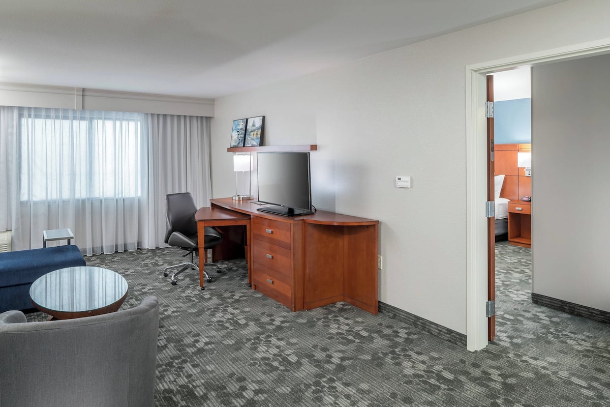 1 bedroom, pillowtop beds, minibar, desk