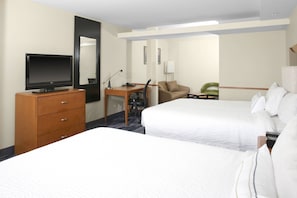 Escritorio, cortinas blackout y tabla de planchar con plancha 