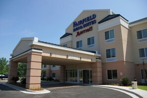 A Fairfield Inn & Suites Marriott hotel with a covered entrance and a clear sky. - Fairfield Inn & Suites Milledgeville (Milledgeville)