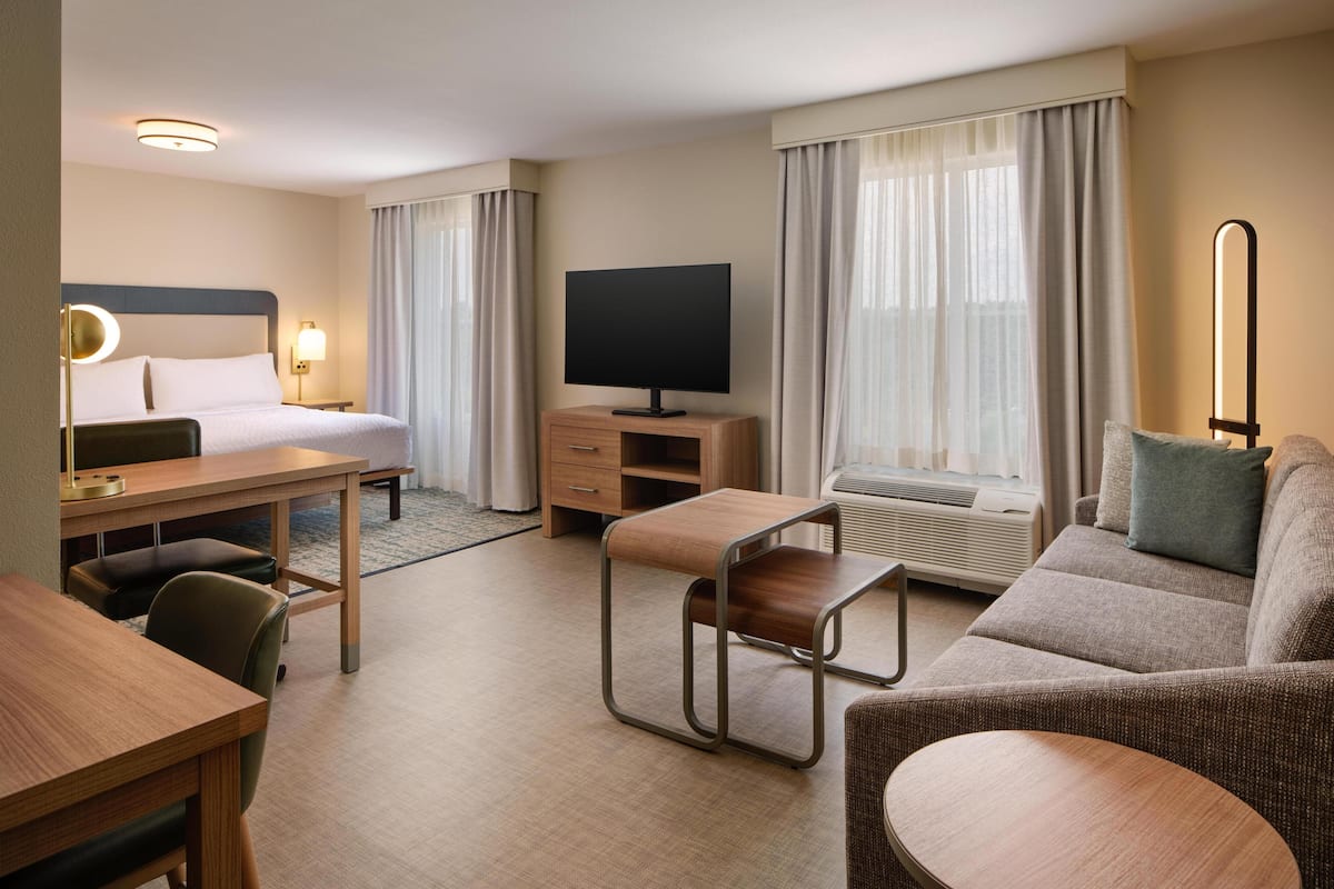 Suite Studio, 1 très grand lit | Coffres-forts dans les chambres, bureau