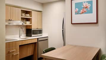 Cafetera/tetera, refrigerador con freezer, microondas, placa de cocina