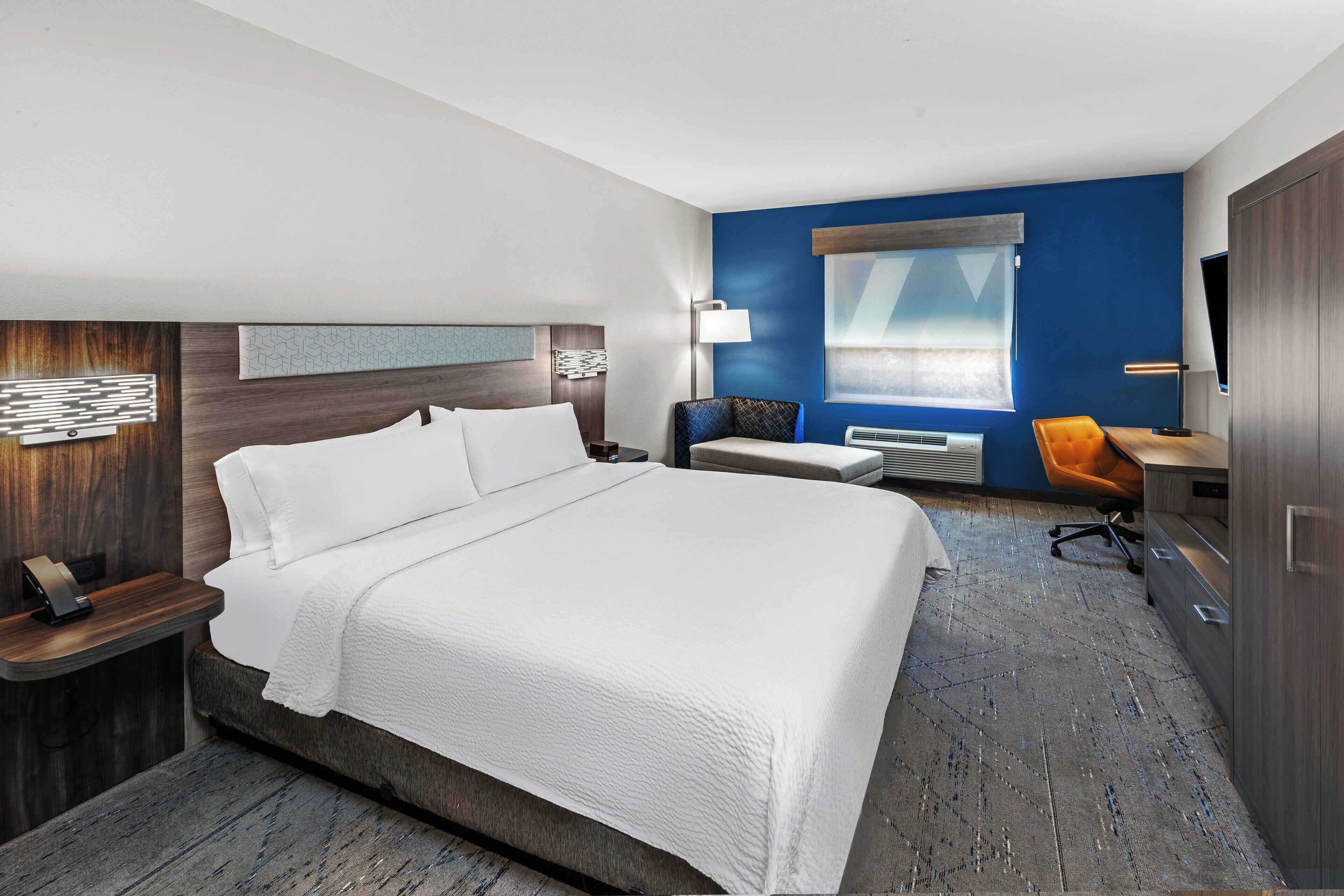 standard room, 1 king bed | in-room safe, desk, iron/ironing board, free cots/infant beds