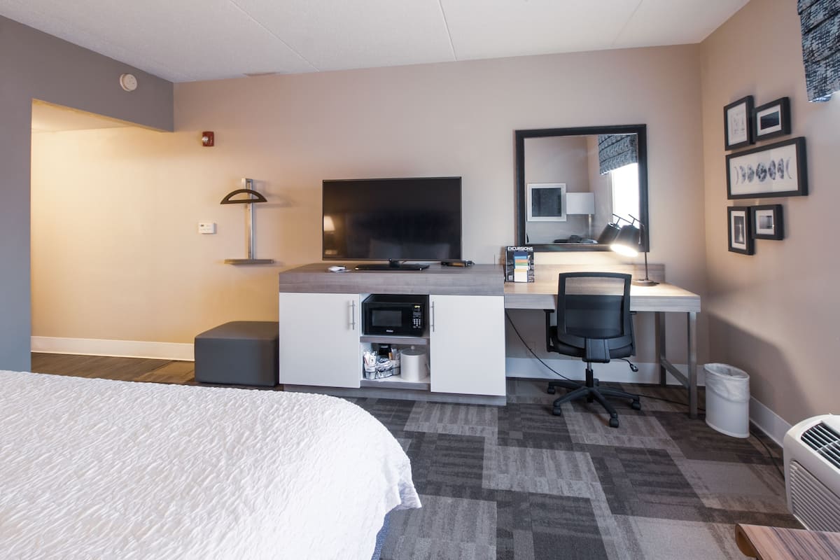 room, 1 king bed | iron/ironing board, free wifi, bed sheets, alarm clocks