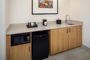 Suite, 1 King Bed, Accessible, Non Smoking | Minibar