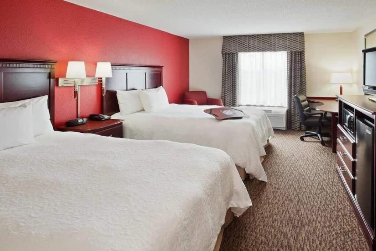 Zimmersafe, Verdunkelungsvorhänge, Bügeleisen/Bügelbrett