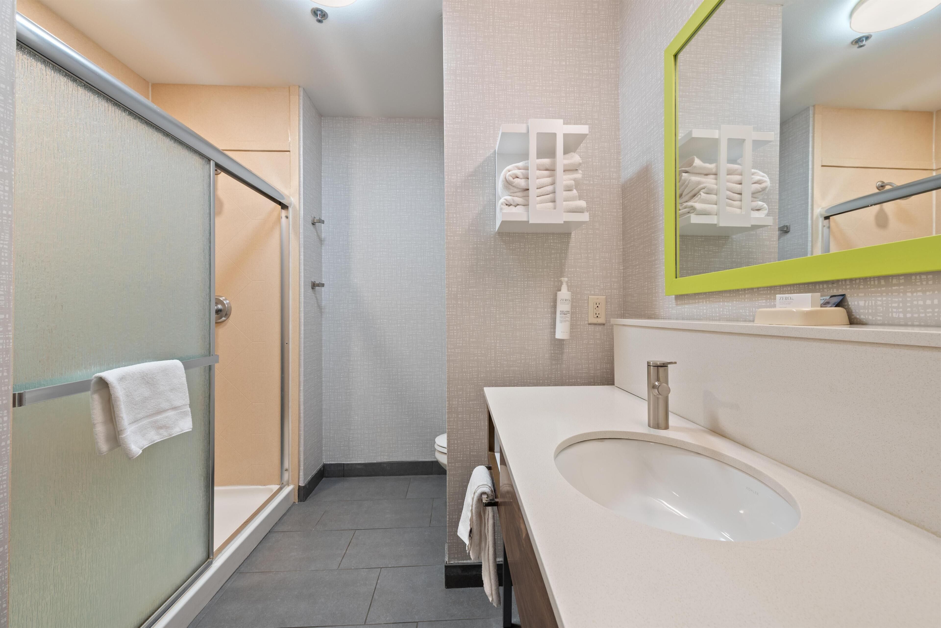 Room, 1 King Bed, Non Smoking | Bathroom shower