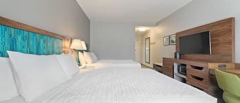 Habitación, 2 camas Queen size, para no fumadores | Caja de seguridad en la habitación y tabla de planchar con plancha