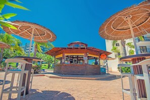 Poolside bar - Tsokkos Gardens Hotel (Paralimni)