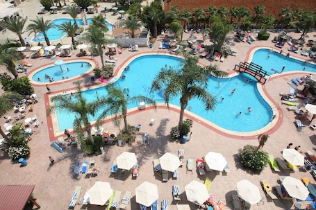Una piscina techada, una piscina al aire libre. Tsokkos Gardens Hotel