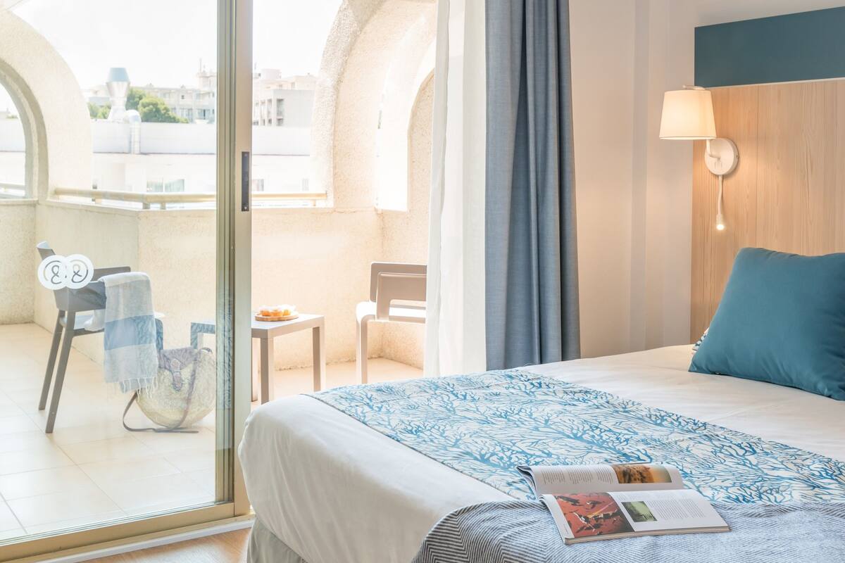 in-room safe, desk, free wifi, bed sheets