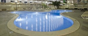 Outdoor pool, open 11:00 AM to 8:00 PM, sun loungers - Hotel Salou Beach Rentalmar  (Salou)