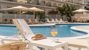 Outdoor pool, open 11:00 AM to 8:00 PM, sun loungers - Hotel Salou Beach Rentalmar  (Salou)