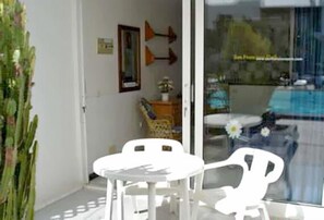 Studio, 2 Twin Beds | Balcony