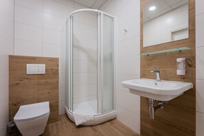 Dusj, toalettartikler (inkludert), hårføner og håndklær