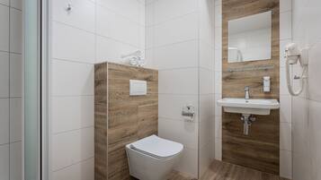 Buồng tắm vòi sen, đồ dùng nhà tắm miễn phí, máy sấy tóc, khăn tắm