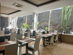 Breakfast, lunch and dinner served - Hotel Pocillos Playa (Tías)