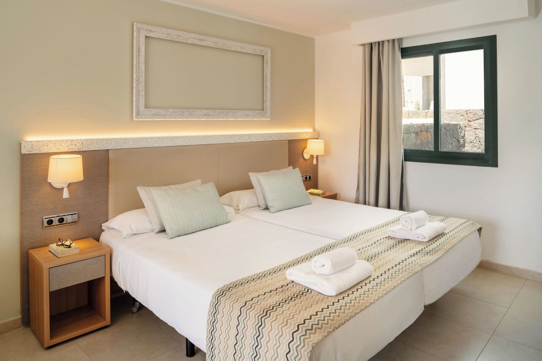 ミニバー、デスク、遮光カーテン、防音設備