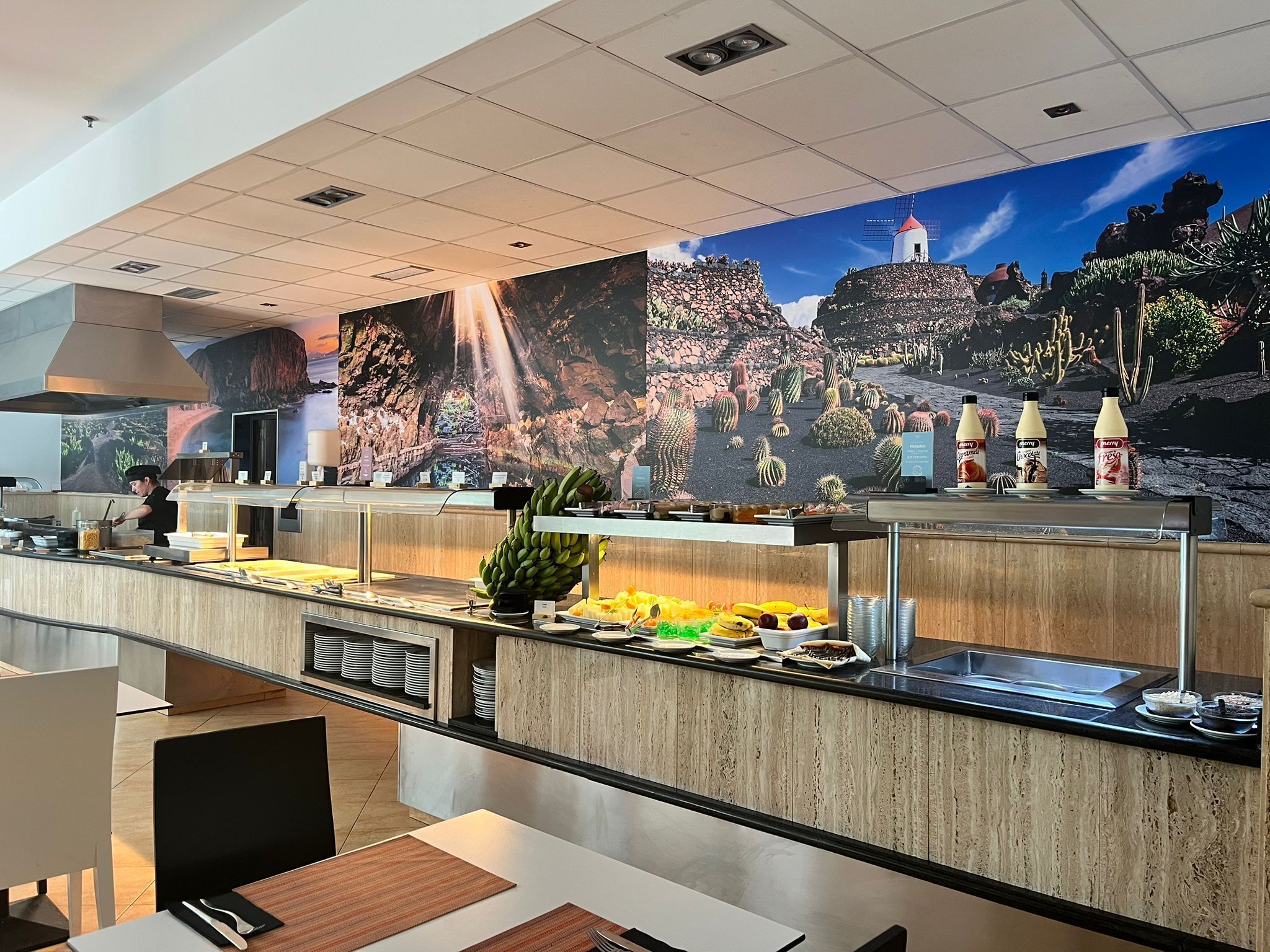 Petit déjeuner, déjeuner et dîner servis sur place