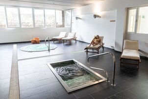 Couples treatment rooms, sauna, hot tub, steam room, hot stone massages