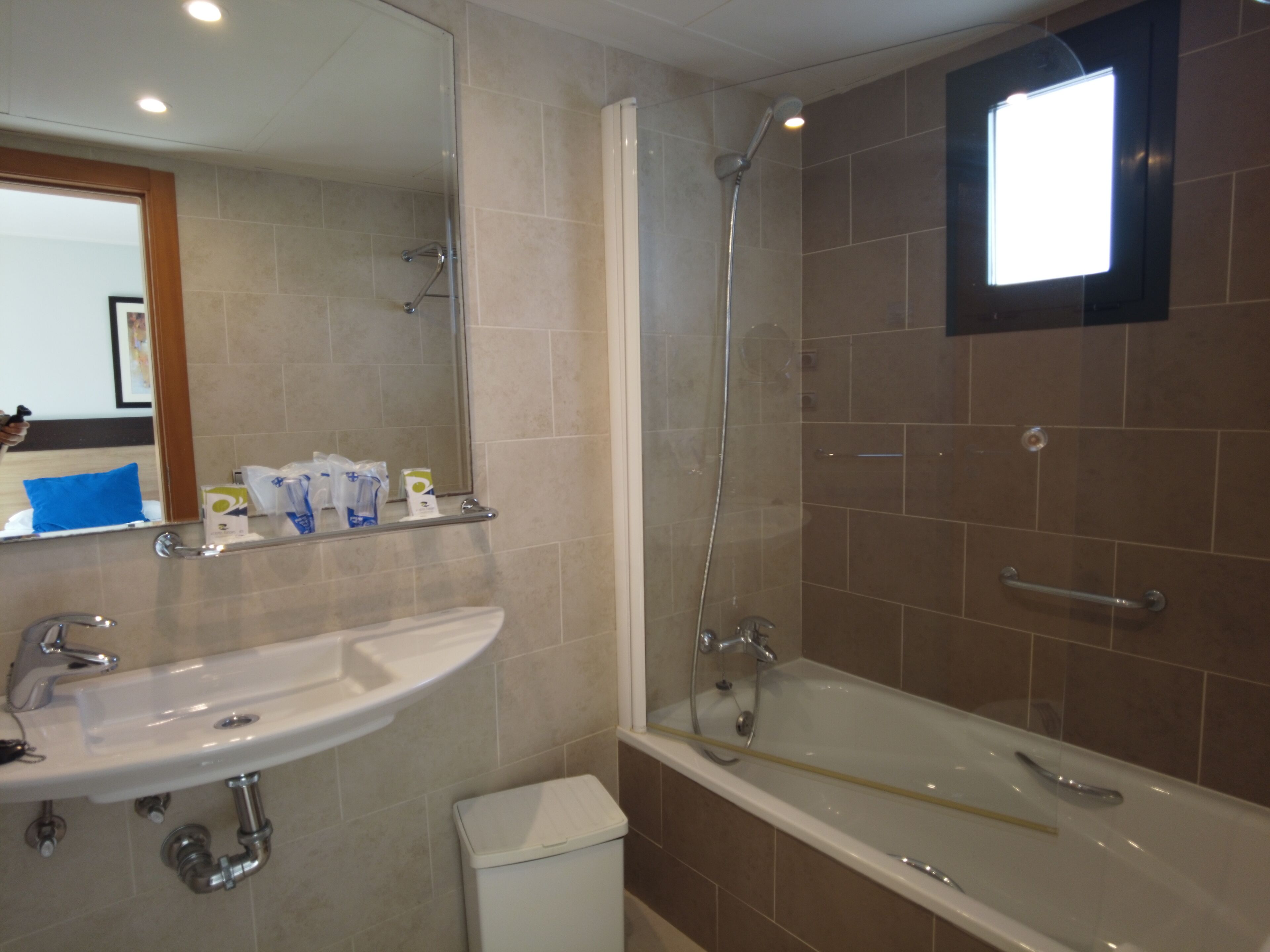 combined shower/bathtub, free toiletries, hair dryer, towels