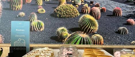 Un présentoir de desserts avec divers pâtisseries et glaces.