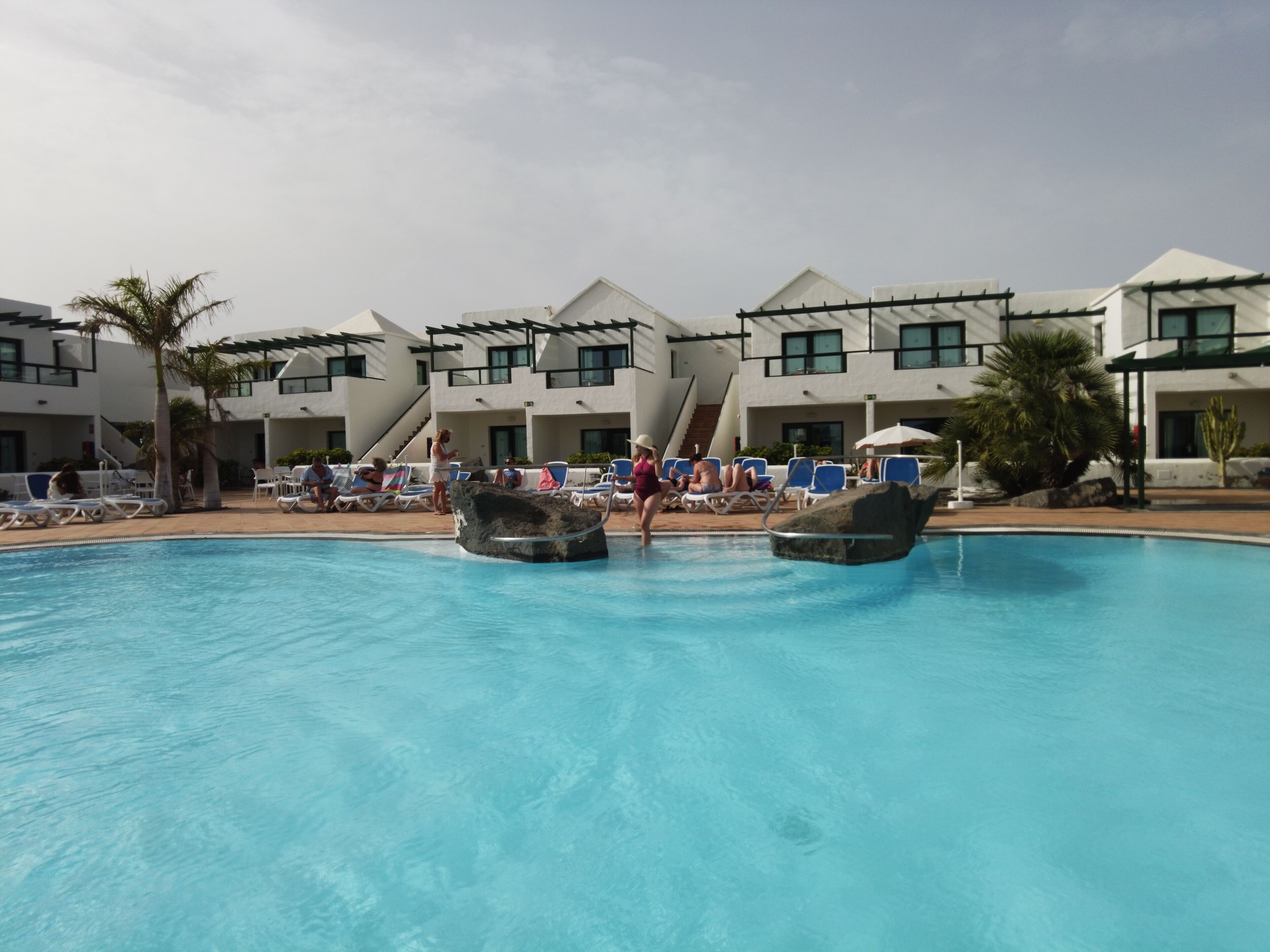 outdoor pool, a rooftop pool, open 10:00 am to 6:00 pm, pool umbrellas