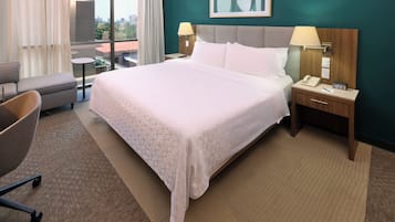 Ropa de cama de alta calidad, caja fuerte, escritorio y cortinas opacas