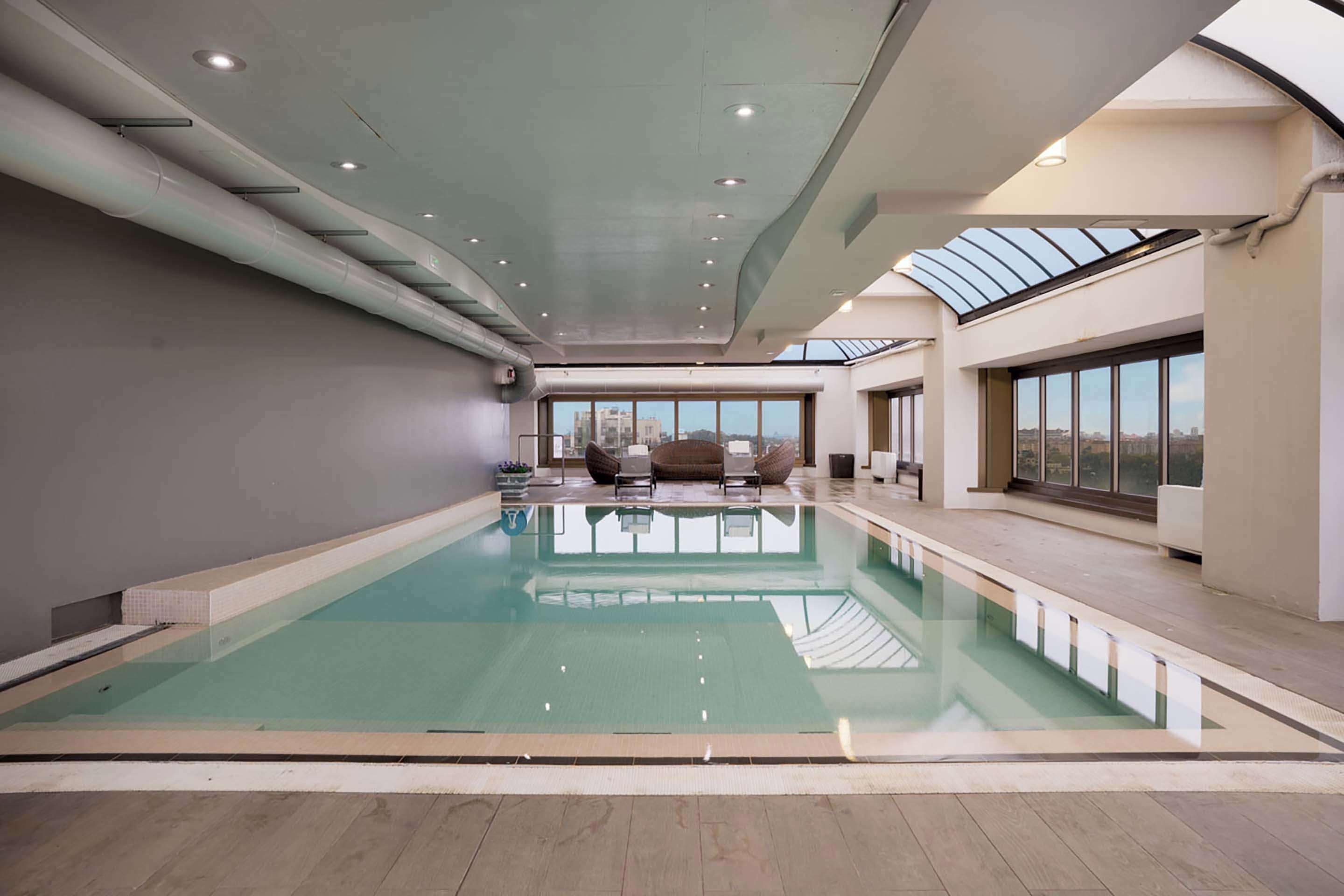 室内游泳池，07:00 至 21:00 开放，日光浴躺椅