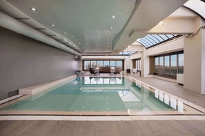 Piscina interna, funciona das 7h às 21h, espreguiçadeiras