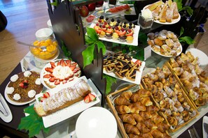 Café da manhã com buffet todos os dias (EUR 10 por pessoa)