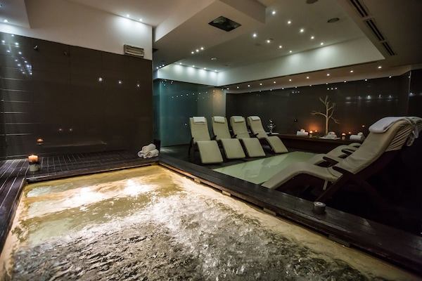 Couples treatment rooms, sauna, hot tub, steam room, Turkish bath