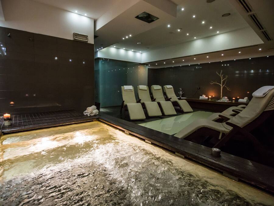 Behandelingskamers voor koppels, een sauna, een bubbelbad, een stoombad