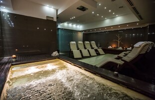 Αίθουσες περιποίησης για ζευγάρια, σάουνα, μια μπανιέρα υδρομασάζ, χαμάμ