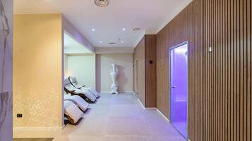 Couples treatment room(s), sauna, hot tub, steam room