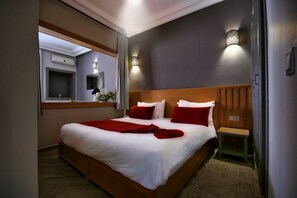 Individuelt dekorert, blendingsgardiner, lydisolert og strykejern/-brett